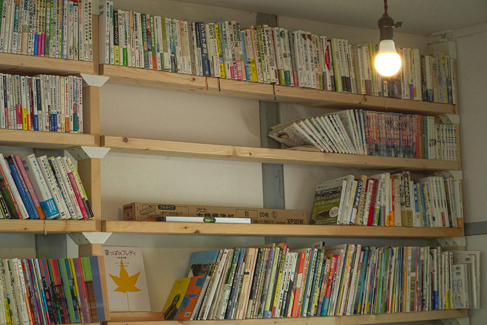 写真：天井まである本棚にたくさんの本が並んでいる